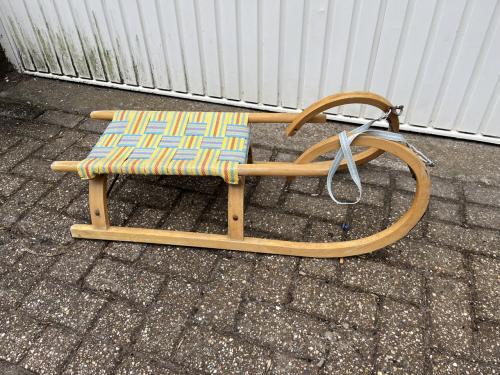 Slee van hout met gekleurde zitting