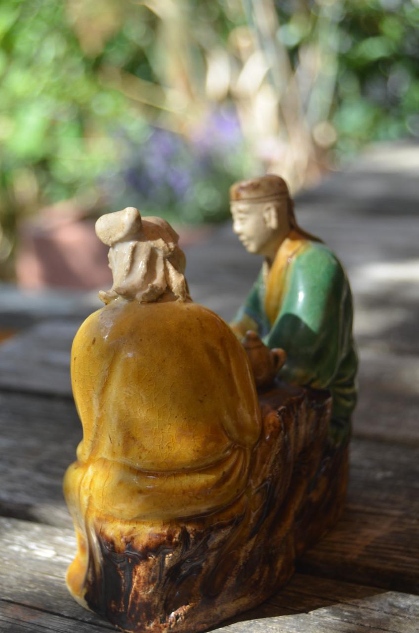 Polychroom Chinees beeldje van 2 mannen, theedrinkend?