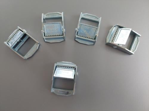 Klemslot t.b.v. spanbanden