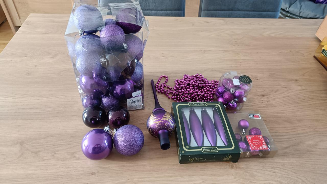 Paarse kerstballen