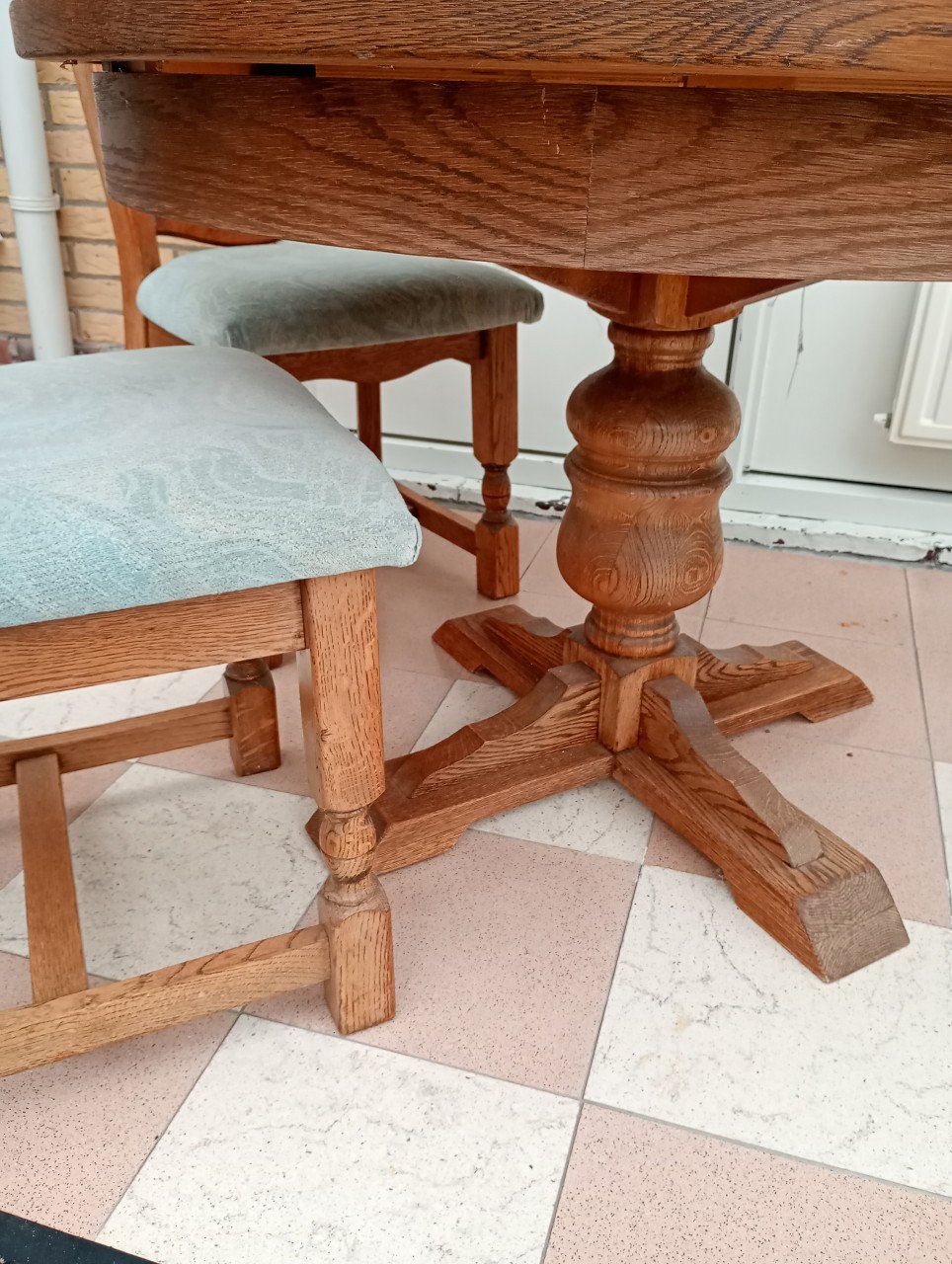 Eiken tafel met 4 stoelen. (gratis afhalen)