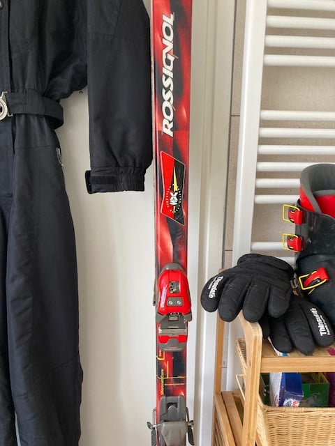 Complete ski-outfit: ski's, stokken, schoenen, handschoenen, skipak