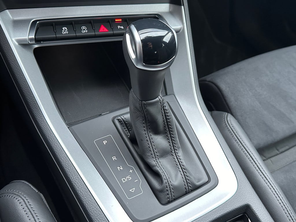Audi Q3 35 tfsi s-line | panoramadak | zwart optiek | trekhaak | camera | e