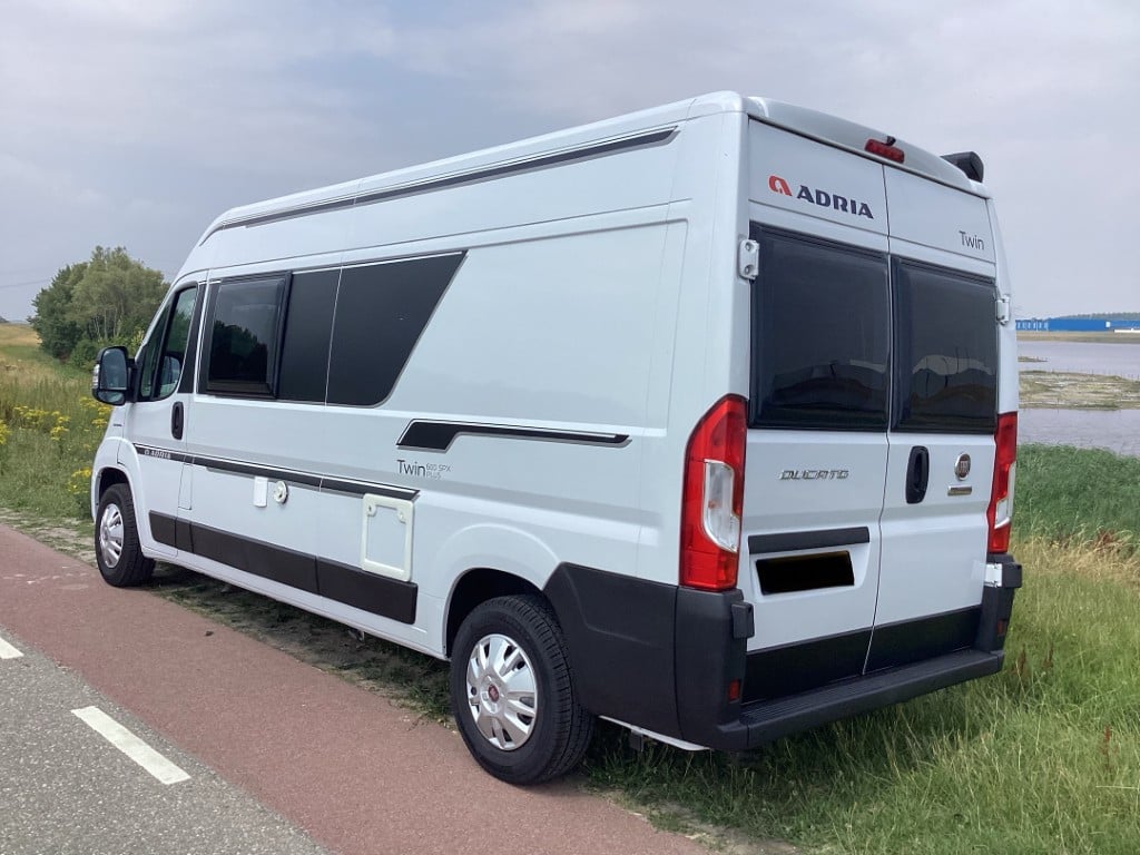 Adria Twin 600 SPX Plus 10-2020 in zeer goede staat met 39.000km