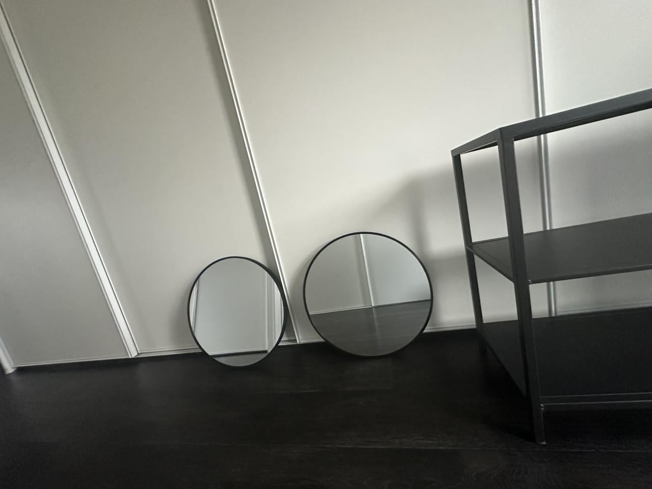 Zwarte side/tafef met twee spiegels