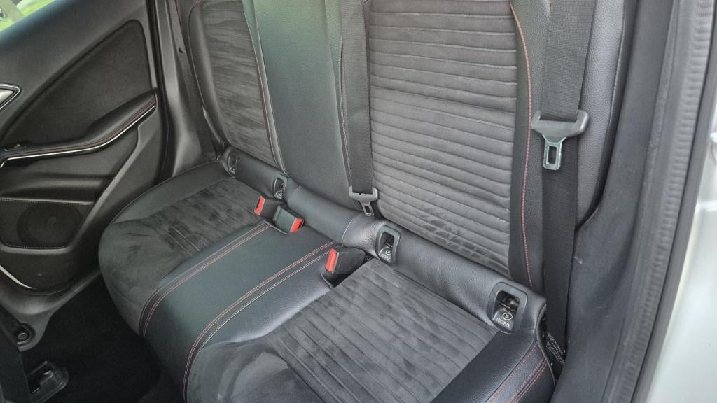 Mercedes-Benz A-Klasse 180 bus. sol. amg*led*navi*stoelvrw*18 inch*leder*zw