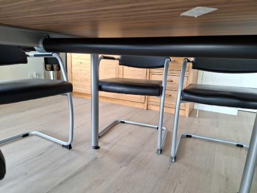 Eethoek -eivormige tafel met 6 stoelen met armleuning (zie foto’s)
