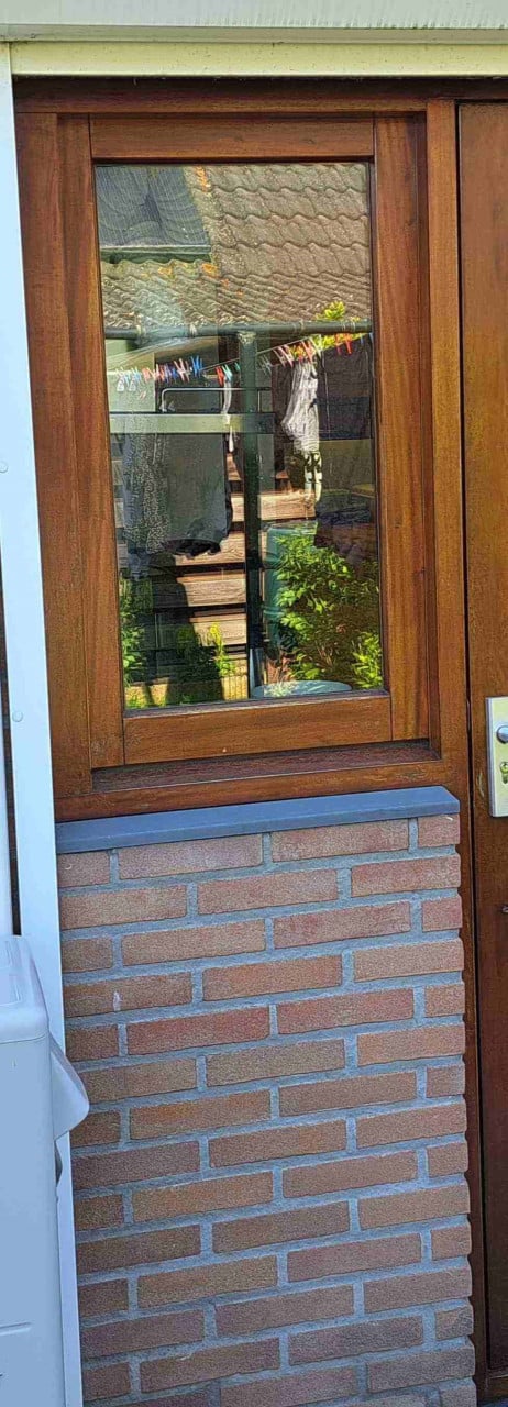 Hardhouten buitendeuren en raam met dubbelglas