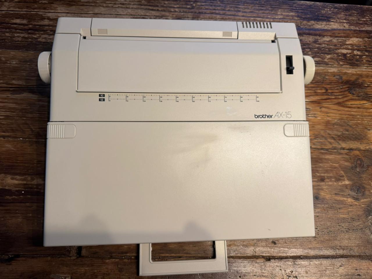 Brother AX-15 elektrische typemachine Getest en werkend.  Met inktlint.