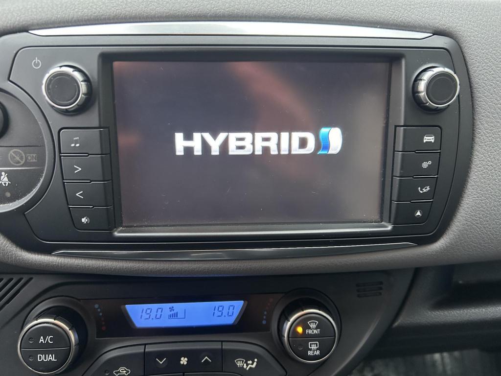 Toyota Yaris 1.5 hybrid dynamic bi-tone |gefotografeerd op winterwielen, se