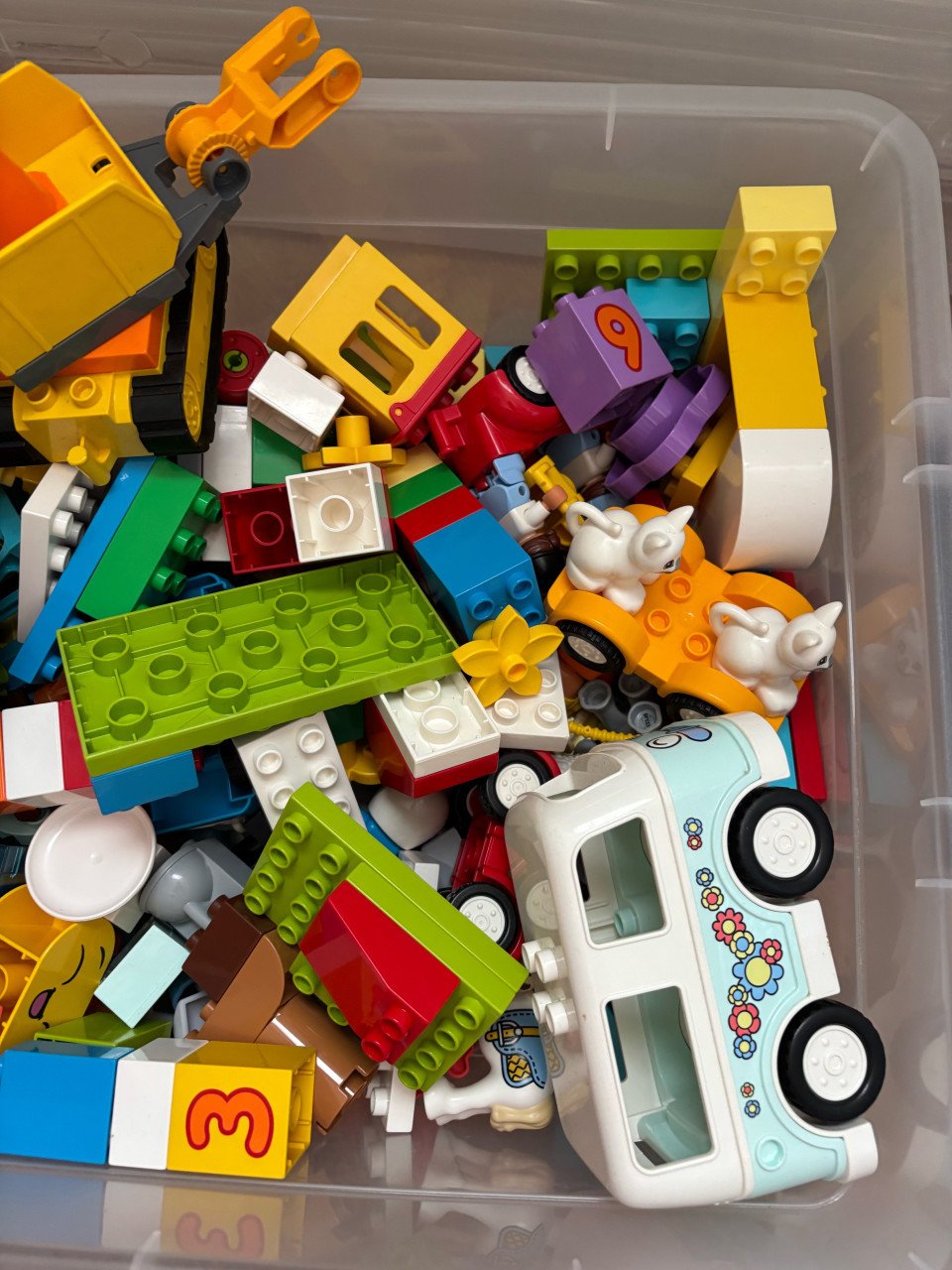 Duplo kist met allerlei bouwmaterialen en pakketten