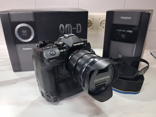 OLYMPUS OM-D E-M1X camera en een 12-40mm PRO lens
