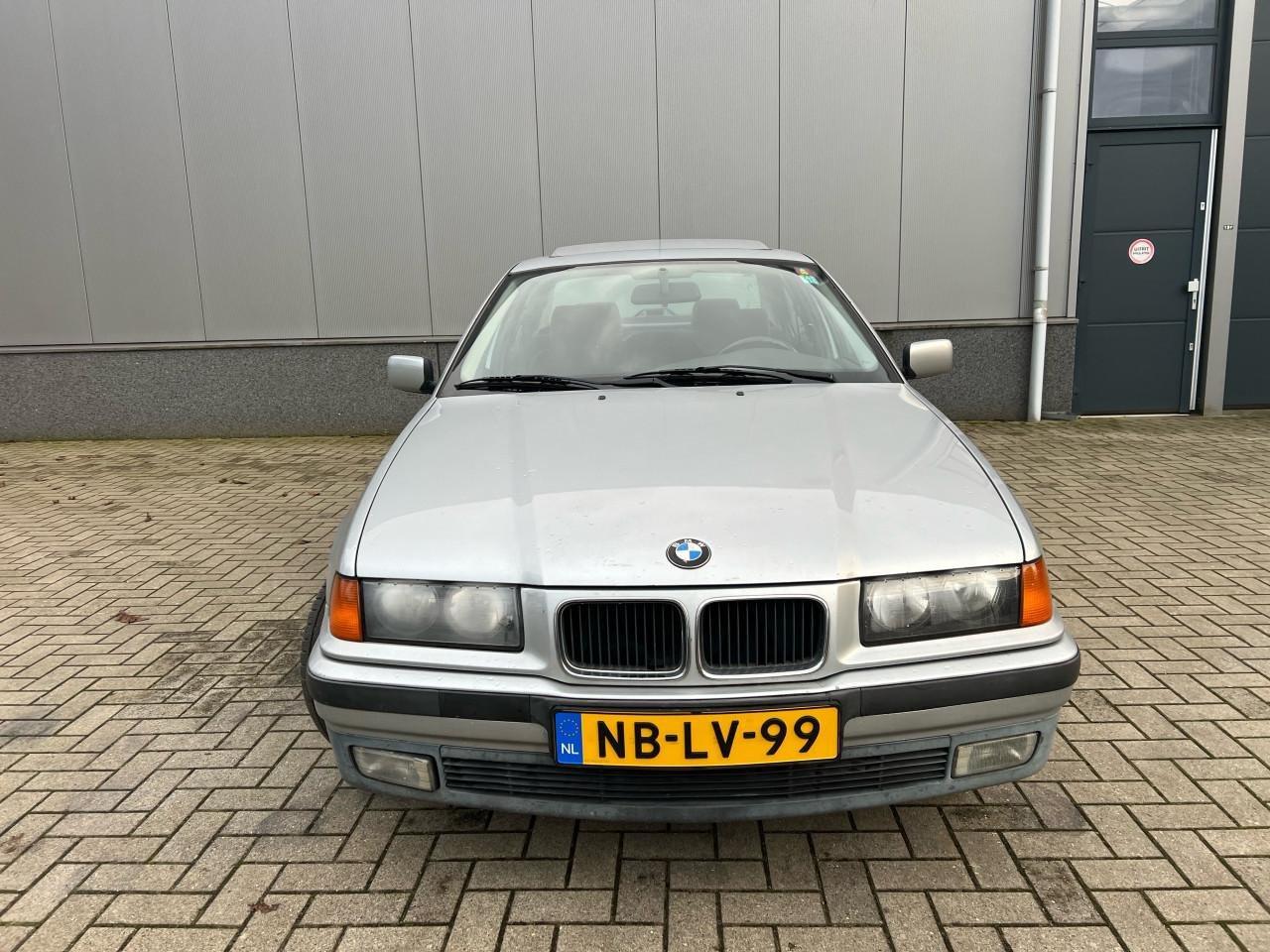 BMW 3-Serie 320i 6 cilinder automaat 2 jaar apk