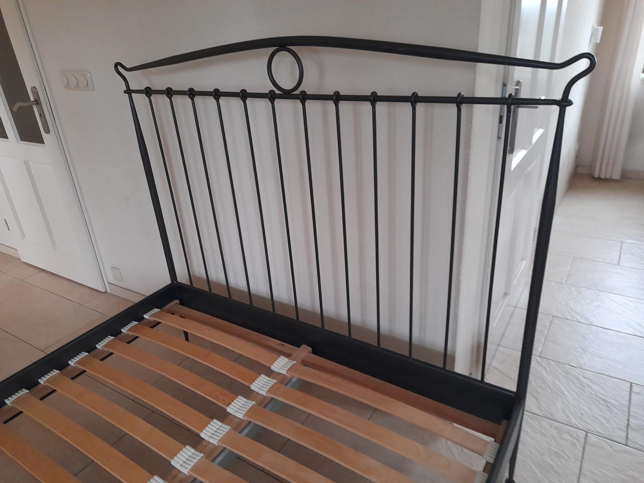 Metalen bed 140 x 200 (in goede nette staat)
