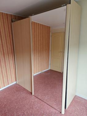 Grote stevige kledingkast aangeboden