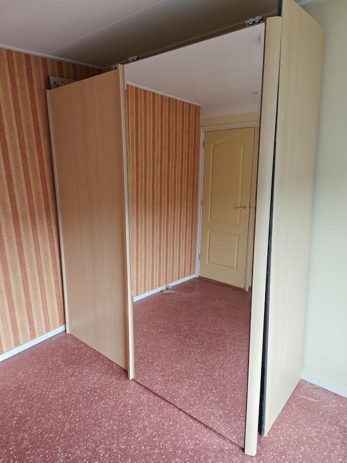 Grote stevige kledingkast aangeboden