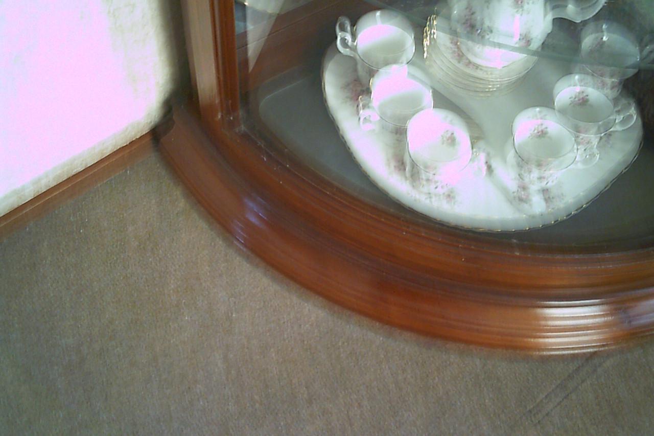 HOEKvitrine in ronde vorm met spiegelwanden EN verlichting.