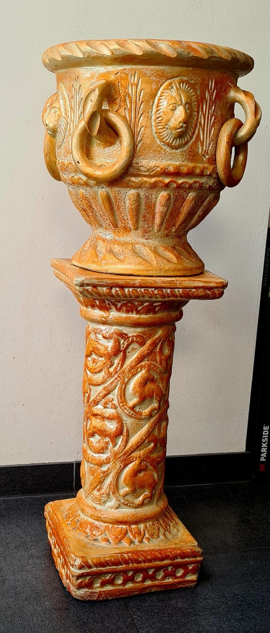Antieke terrakleurige bloempot op zuil, 86 cm hoog