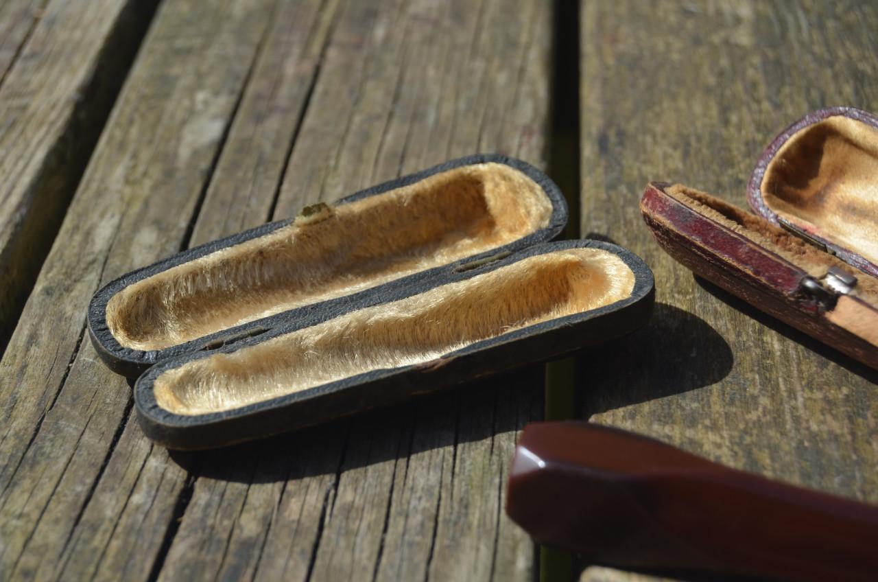 2 Antieke etuitjes voor rookwaar + pijpje