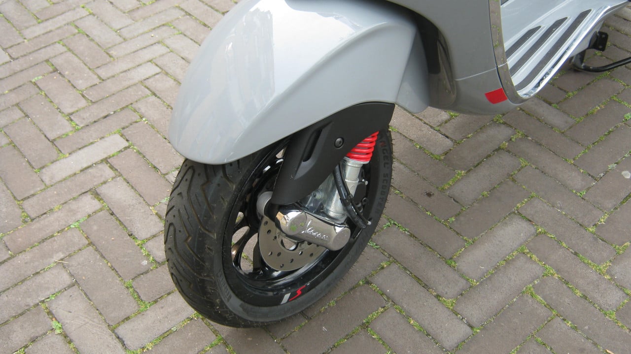 NIEUW VESPA SPRINT MET 731 KM OP DE TELLER 3000 EURO