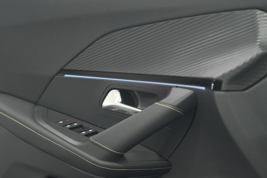 Peugeot 2008 puretech 130 eat8 gt | camera | apple carplay | parkeersensore
