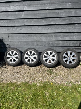 16 inch lichtmetalen velgen met Pirelli banden Volvo