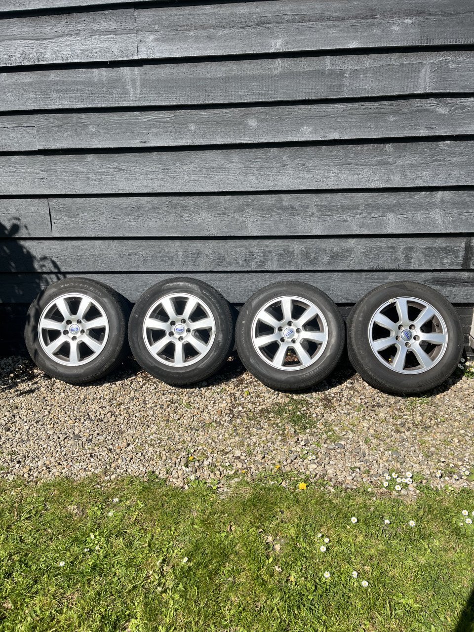 16 inch lichtmetalen velgen met Pirelli banden Volvo