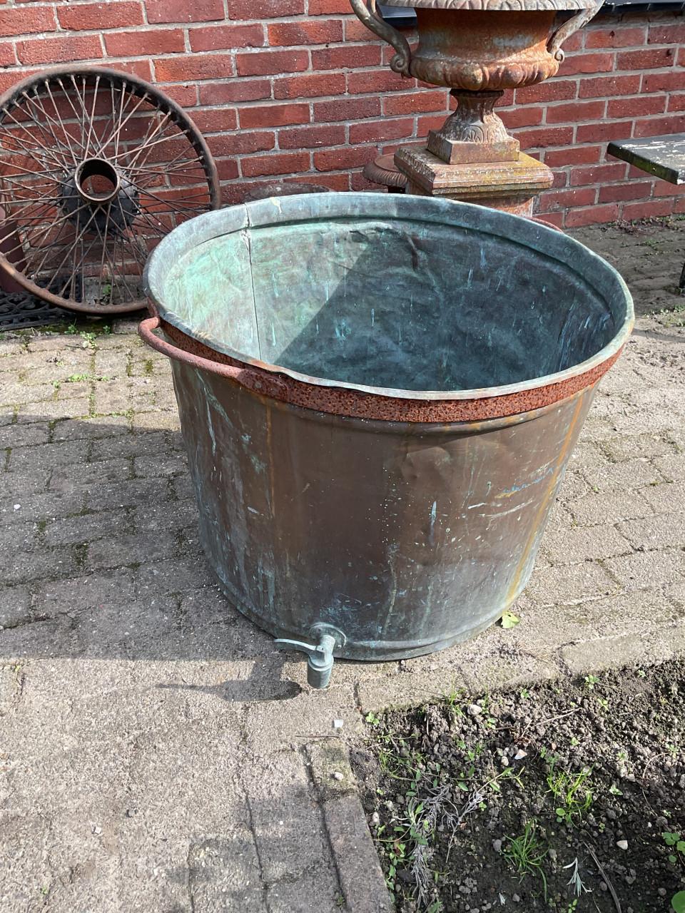 Grote antieke koperen ketel