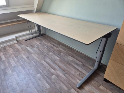 Ahrend bureau in hoogte verstelbaar