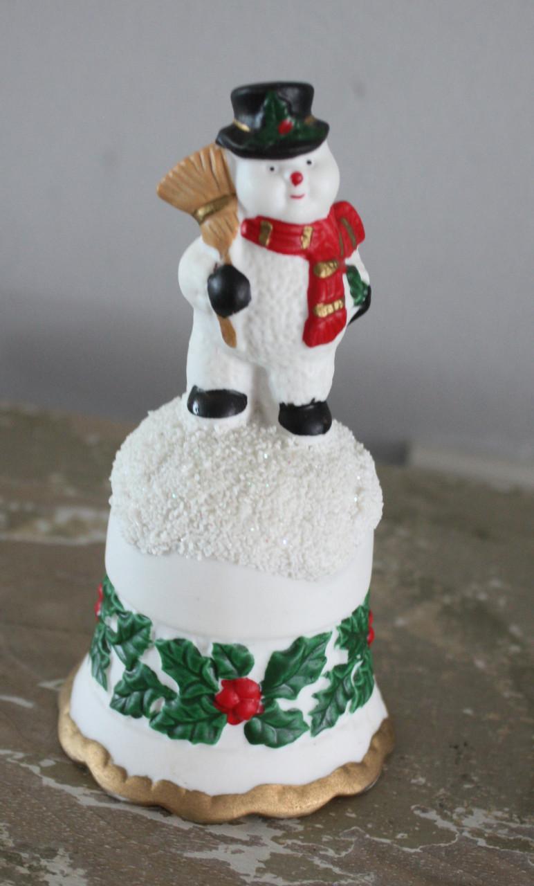 Stenen kerstbel sneeuwpop