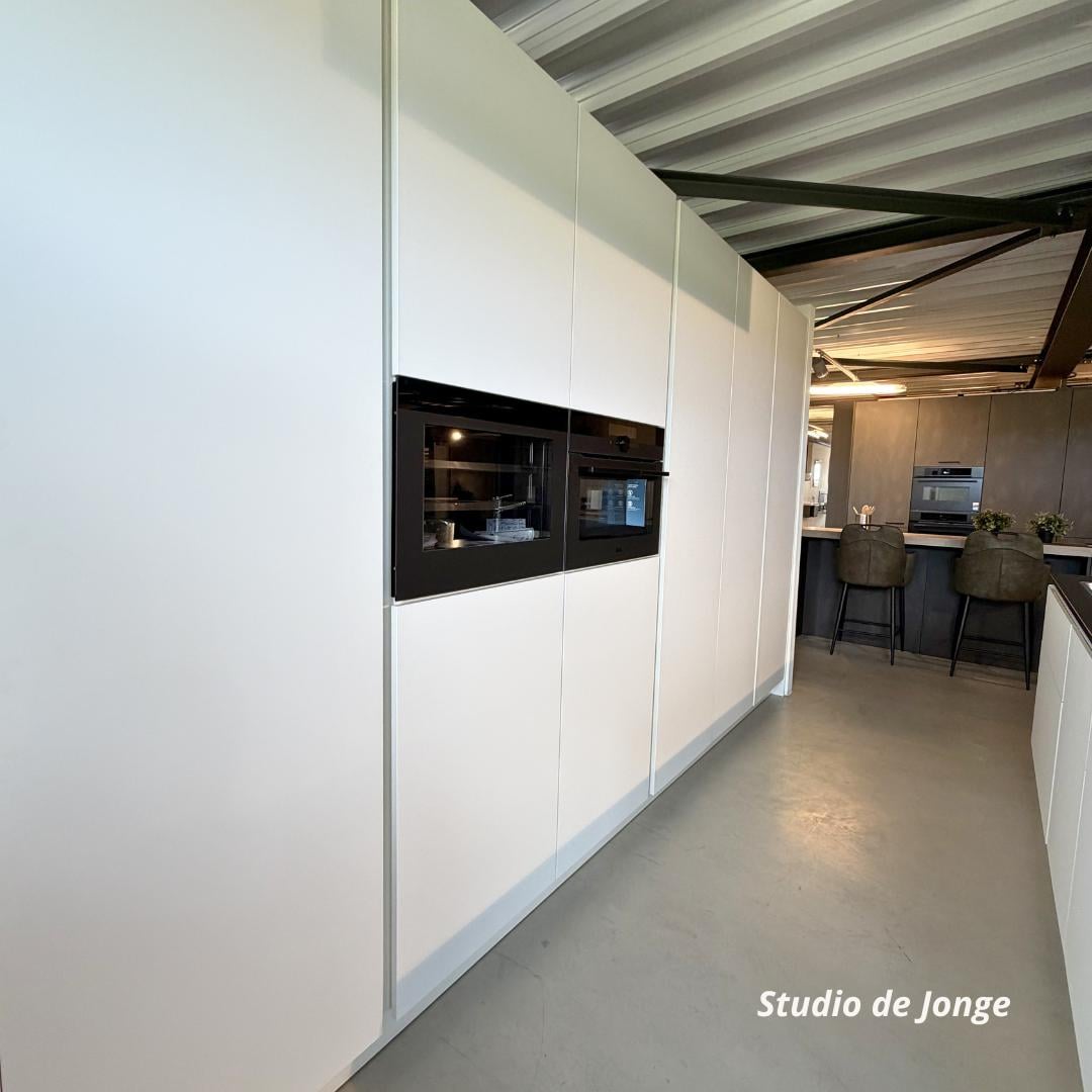 Moderne showroomkeuken met kookeiland – strak design