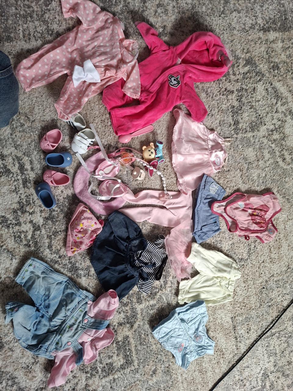 Baby born met veel kleding en extra's.