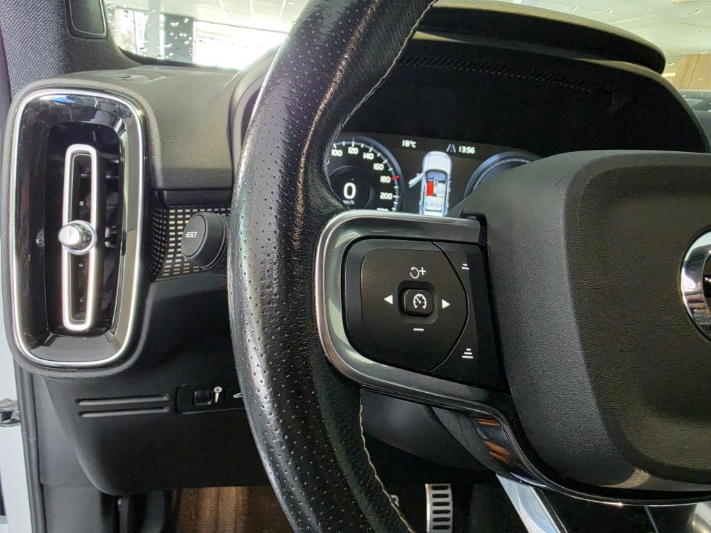 Volvo XC40 r design recharge plug-in hybrid lane assist | trekhaak | camera