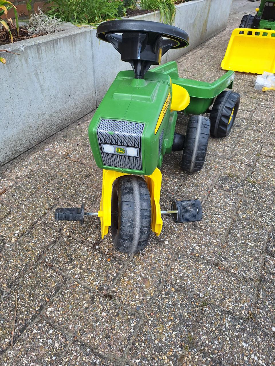 John Deere traptrekker met kar