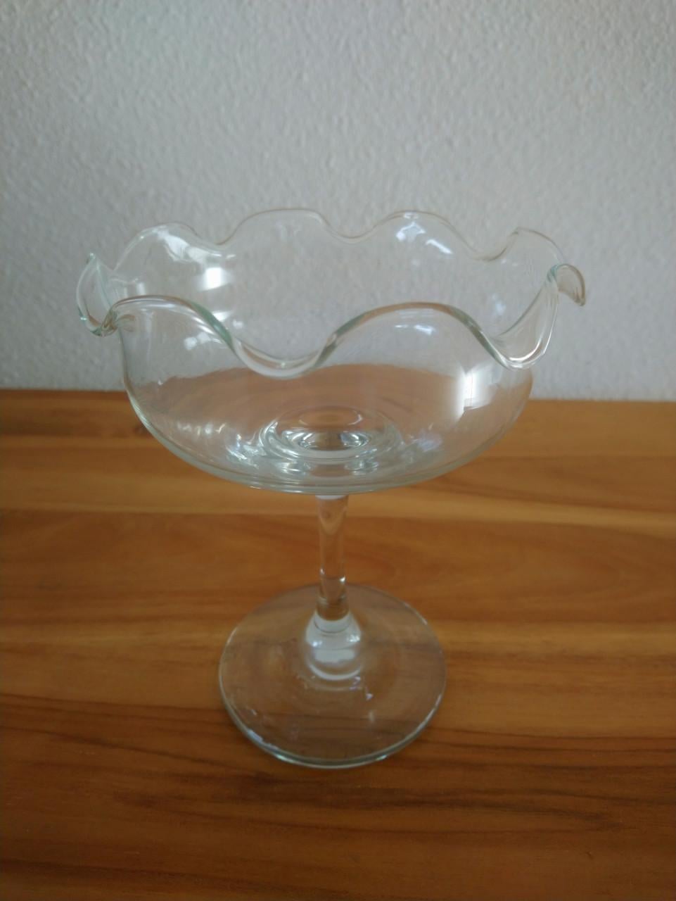 Glazen schaaltje op voet