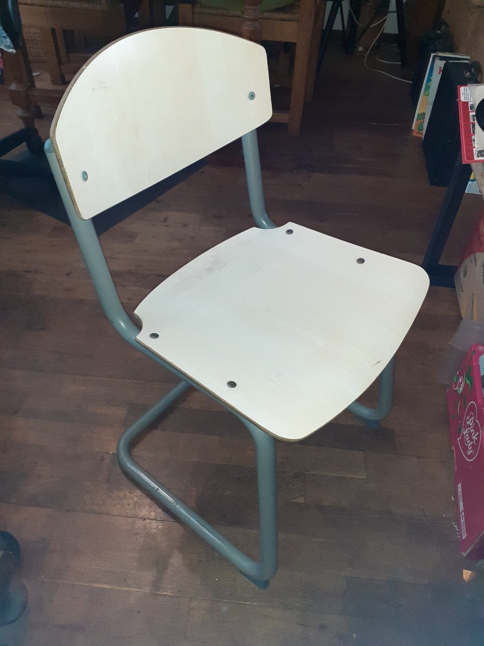 Bureau- stoel stalen met Leer zwart & kappers-side -table -( tafel )