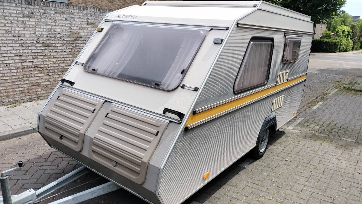 Kip 37 KK met als nieuwe voortent