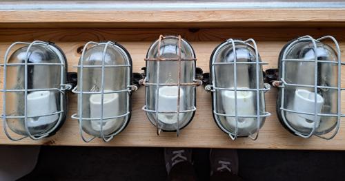 5x Industriële kooi wandlampen bakeliet