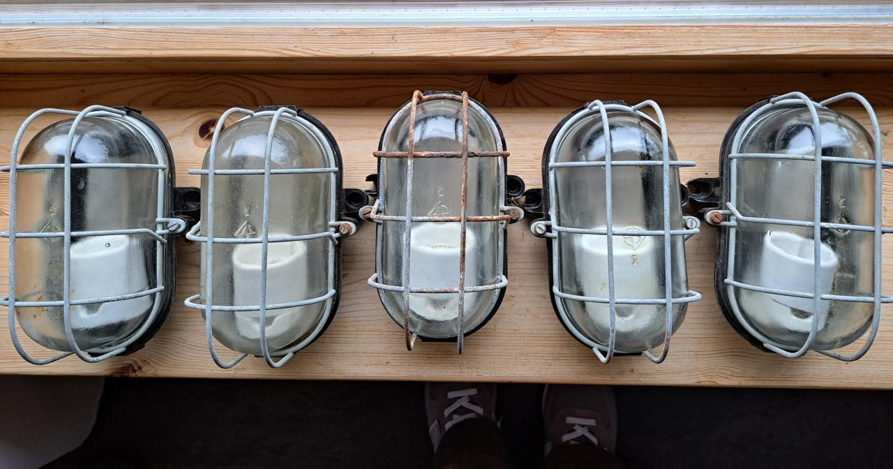 5x Industriële kooi wandlampen bakeliet