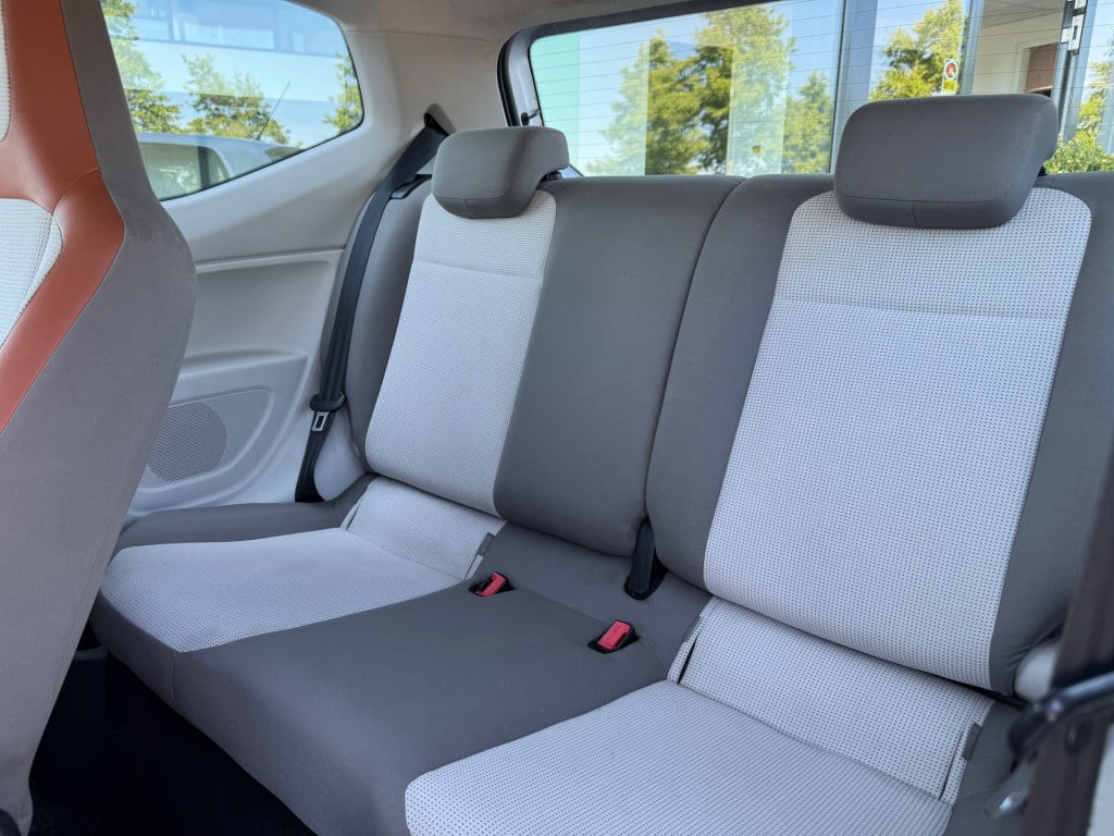 Volkswagen UP! 1.0 high up! * stoelverwarming * navi * lm velgen