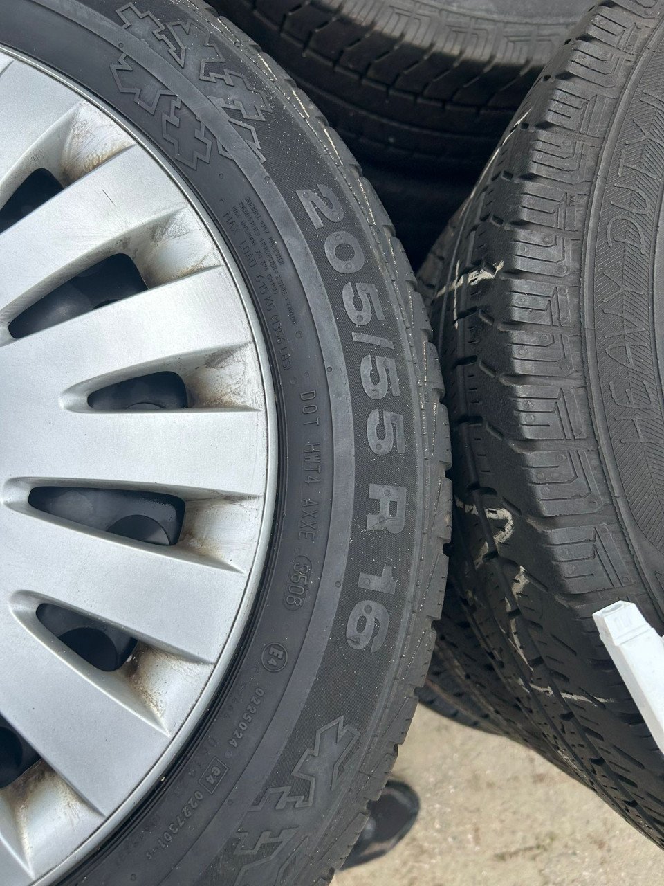 VW STALEN VELG WIELDOPPEN 16 INCH MET CONTINENTAL WINTERCONTACT BANDEN