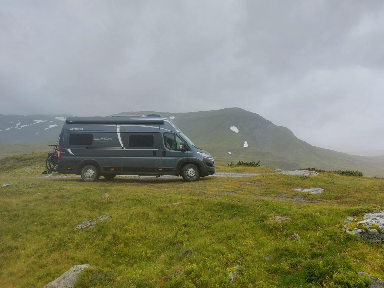 Reserveer tijdig onze Bus Camper: stahoogte 2,13 m en lengtebed 2,08 m !!