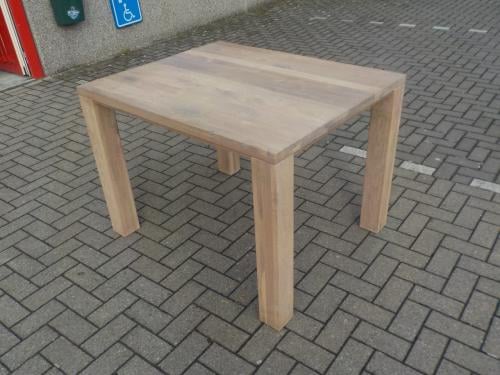 Massief eiken eettafel 90 x 110 cm in vrijwel nieuw staat