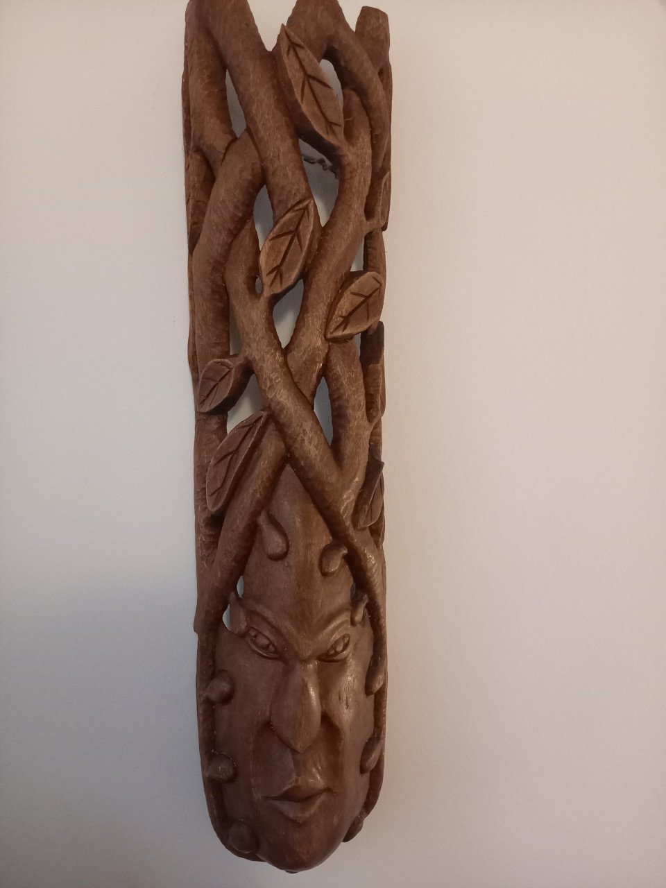 Groot houten masker uit ivoorkust ?  Lengte : 86 cm. Breedtr : 22 cm.