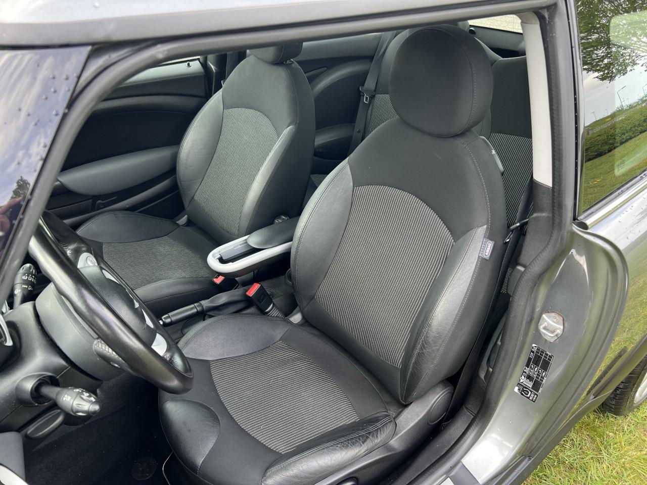 Dealeronderhouden Mini one uit 2010 met slechts 84.700 km met Panoramadak!!