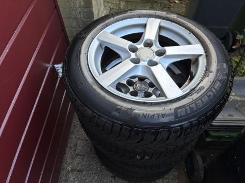 Winterbanden 205/60 R16 op lichtmetalen velgen