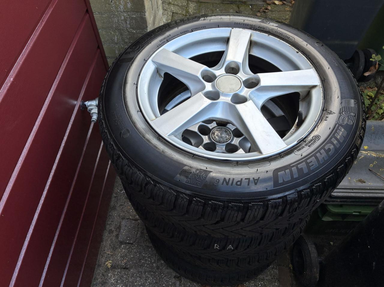 Winterbanden 205/60 R16 op lichtmetalen velgen