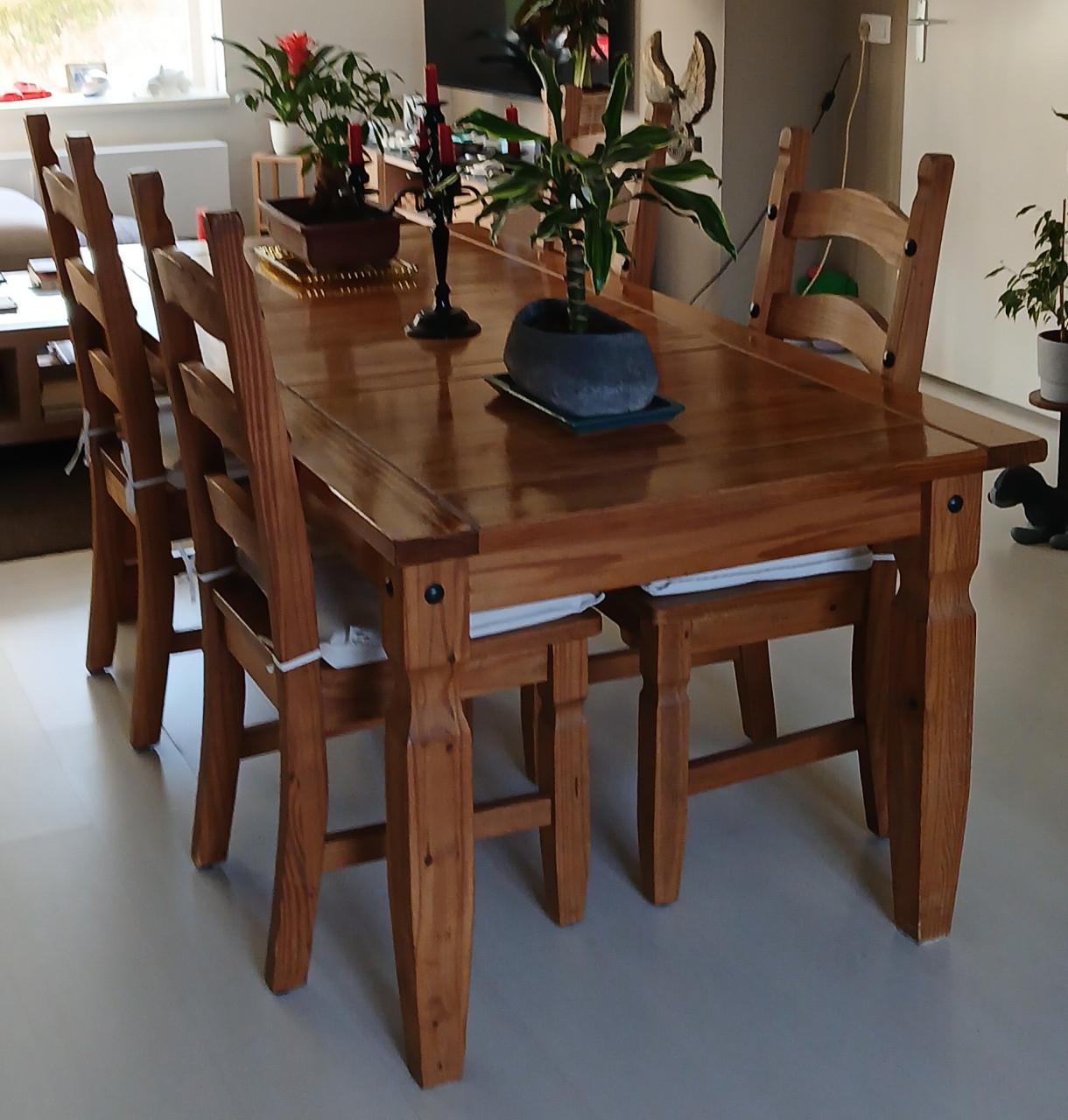 Grenen 6 persoons tafel met 6 bijpassende grenen stoelen en kussentjes