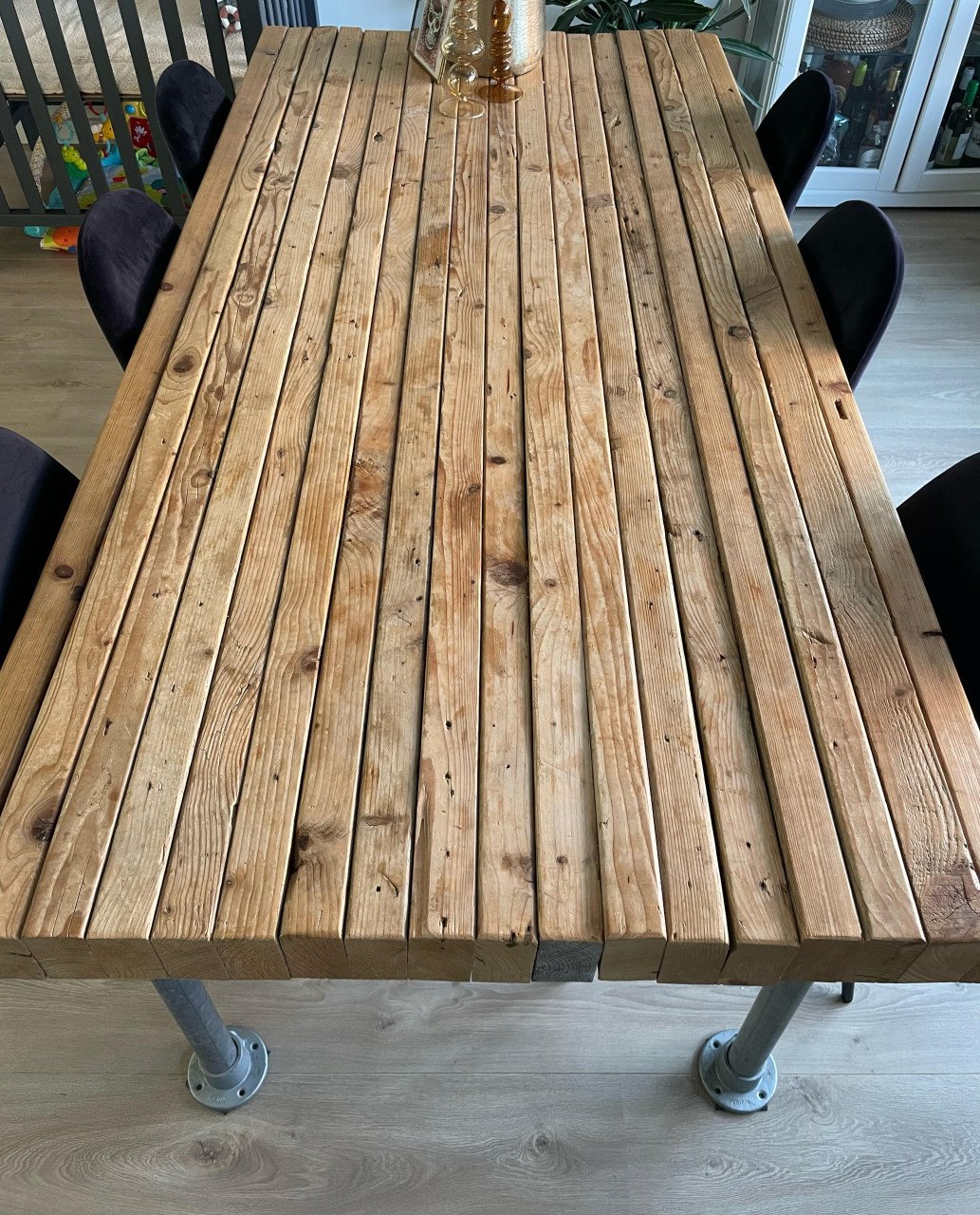 Eettafel houten balken en steigerbuizen