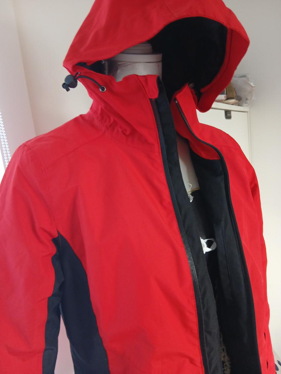 Skies, schoenen, stokken, jack en broek en helm wegens stoppen met skien